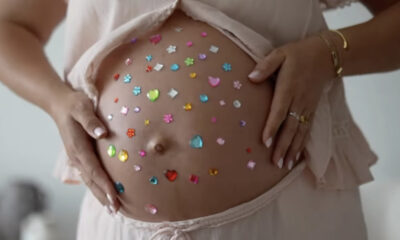 Le baby bump ébloui est la nouvelle tendance la plus cool des séances photo de maternité