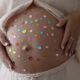Le baby bump ébloui est la nouvelle tendance la plus cool des séances photo de maternité