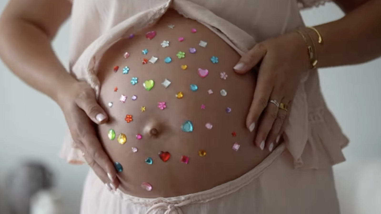 Le baby bump ébloui est la nouvelle tendance la plus cool des séances photo de maternité