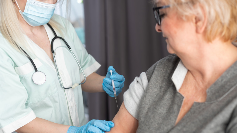Femme recevant un vaccin dans le bras
