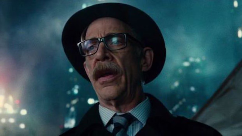 Jim Gordon debout sur le toit du GCPD dans Justice League