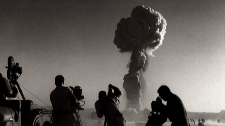 Observateurs près d'une explosion nucléaire au Nevada, 1957.