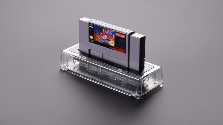 Une cartouche Super Nintendo placée dans le dock transparent Epilogue SN Operator