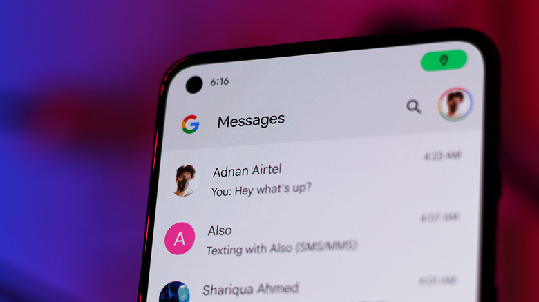 Gros plan de l'application Google Messages sur un téléphone Android.