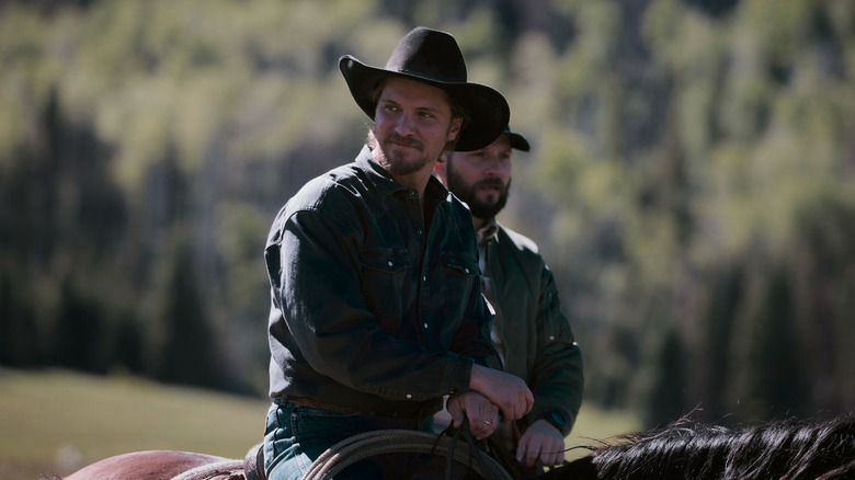 Kayce Dutton de Luke Grimes monte à cheval aux côtés de Pete Calvin de Logan Marshall-Green dans Marshals