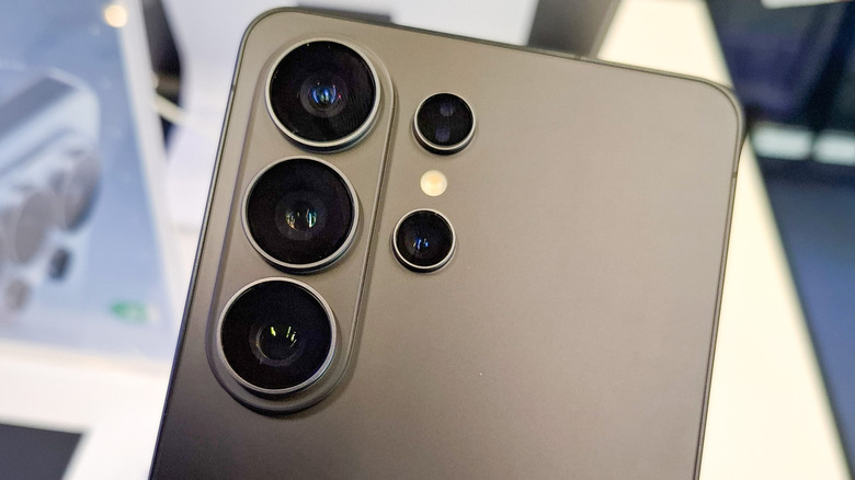 Gros plan sur le module caméra du Galaxy S26 Ultra.