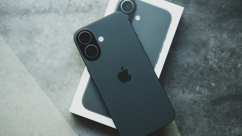 iPhone 17 au-dessus de sa boîte.