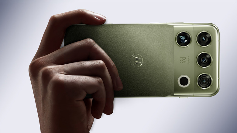 Personne prenant une image avec le Motorola Signature 27