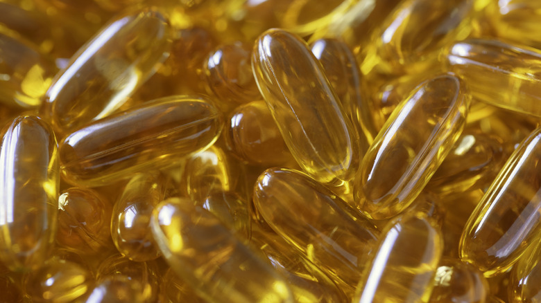 Un gros plan de capsules d’huile de poisson oméga-3