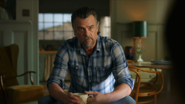 Staten Kirkland de Josh Duhamel est assis, tenant une tasse de café dans Ransom Canyon