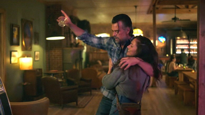 Staten Kirkland de Josh Duhamel et Quinn O'Grady de Minka Kelly se tiennent dans un bar de Ransom Canyon