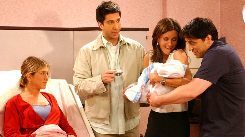 Jennifer Aniston, David Schwimmer, Courteney Cox et Matt LeBlanc sont photographiés dans une scène d'hôpital pendant Friends.