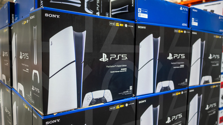 Des piles de boîtes PS5 dans un magasin.