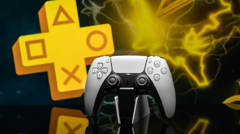 Une manette DualSense devant le logo PS Plus.