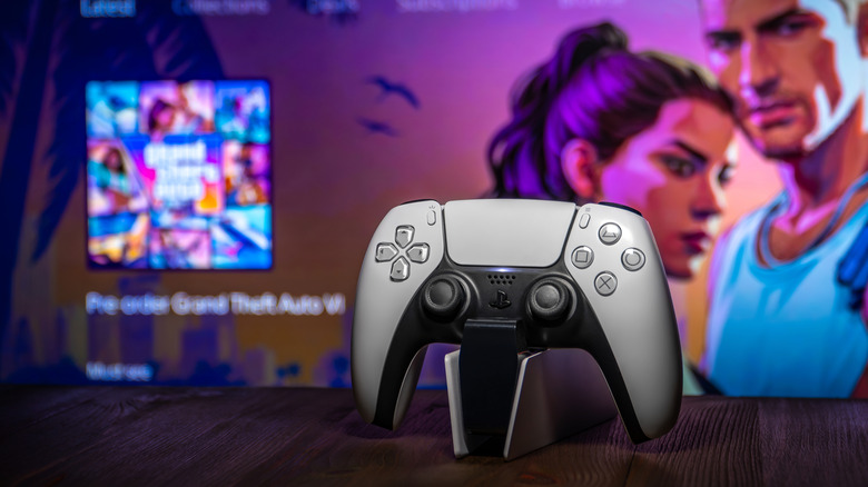 Un contrôleur DualSense devant une page d'accueil pour GTA VI.