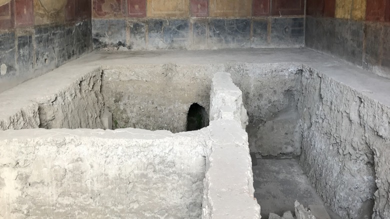 Partie d'un aqueduc romain sur le site archéologique de Pompéi
