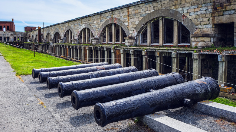 Canons antiques alignés à Fort Adams