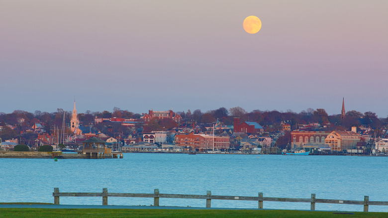 La lune au crépuscule sur une vue de Newport, Rhode Island