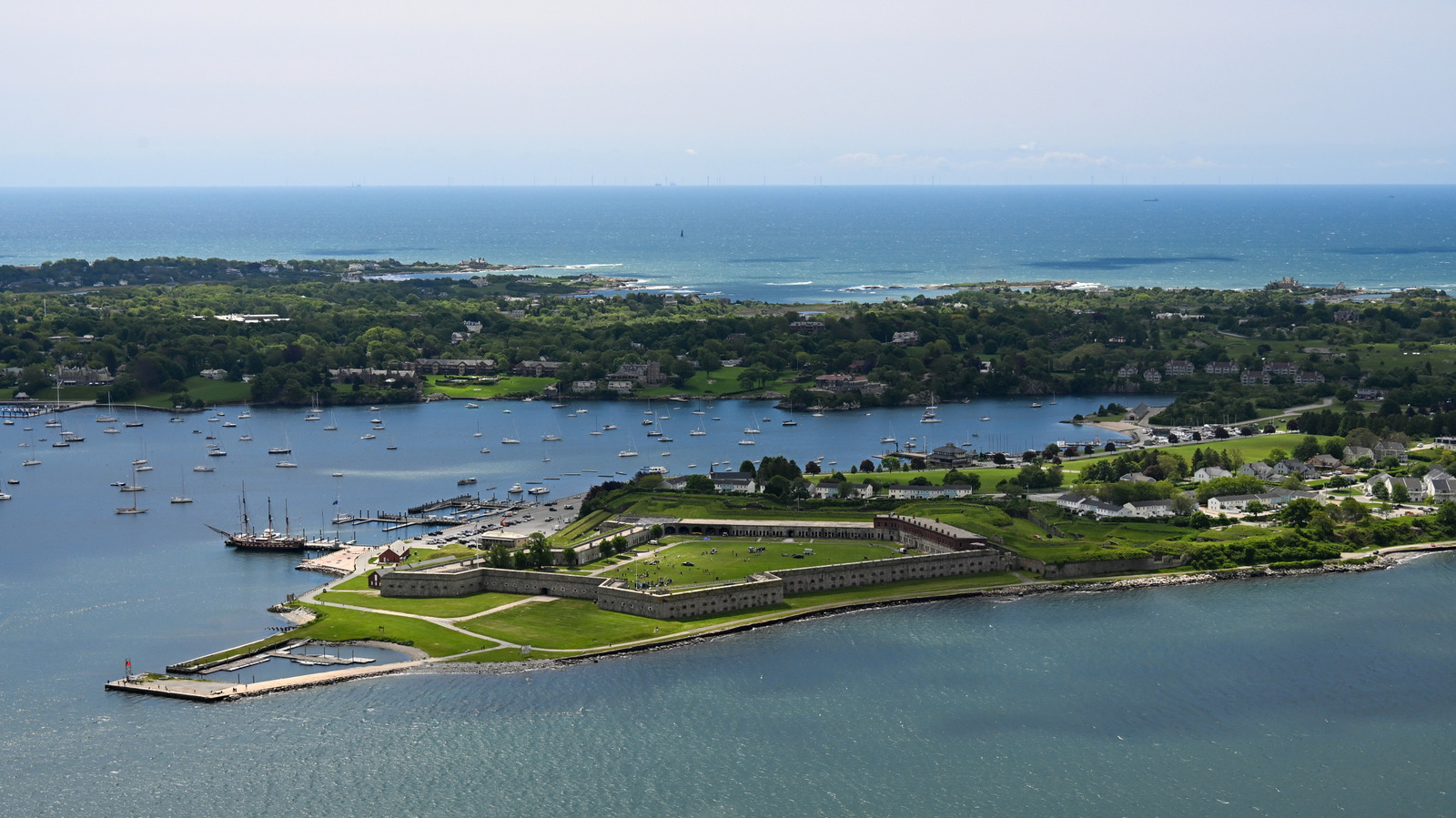 L'ancien fort militaire du Rhode Island est un parc d'État côtier avec des tunnels souterrains et des quais de pêche