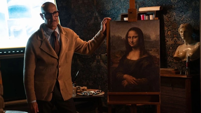 Stanley Tucci dans le rôle de Roger Cavendish se tient devant la Joconde dans Masterplan