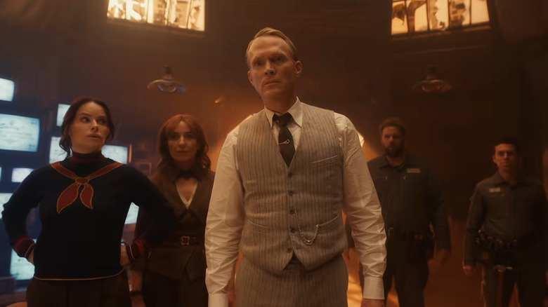 Paul Bettany dans le rôle de Vision debout dans une pièce à côté d'Emily Hampshire dans le rôle d'Edith, Orla Brady dans le rôle de Friday, Jonathan Sayer dans le rôle de U et Henry Lewis dans le rôle de DUM-E dans VisionQuest