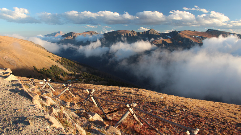 vue sur les montagnes et les nuages ​​depuis un belvédère le long de Trail Ridge Road