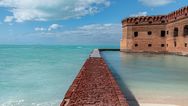 Fort Robinson historique sur les rives du parc national Dry Tortugas en Floride, sur les eaux claires du golfe du Mexique