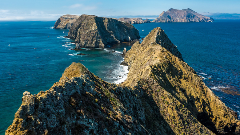 Épines de montagnes s'élevant au-dessus de l'océan Pacifique dans le parc national des îles Channel, en Californie