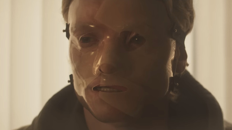 Matt Hagen/Clayface de Tom Rhys Harries est vu portant un masque en gros plan dans Clayface