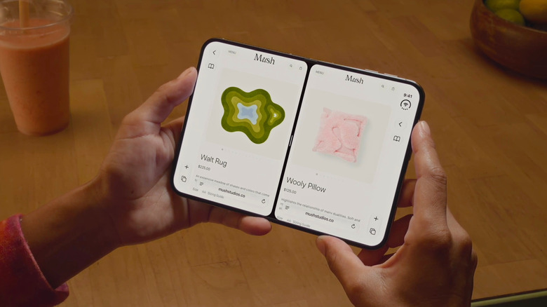 Une personne utilisant des applications en écran partagé sur l'iPhone Duo