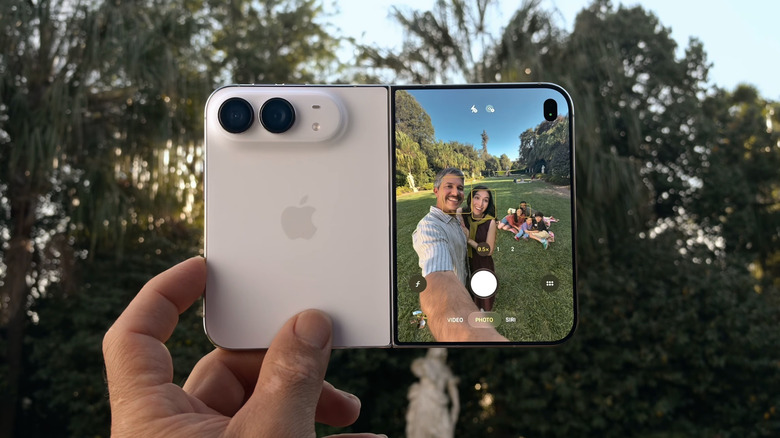 Une personne prenant un selfie avec la caméra ultra-large de l'iPhone Duo
