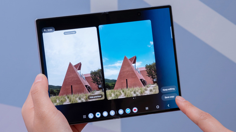 Une personne retouchant une photo avec Galaxy AI sur le Z Fold 8