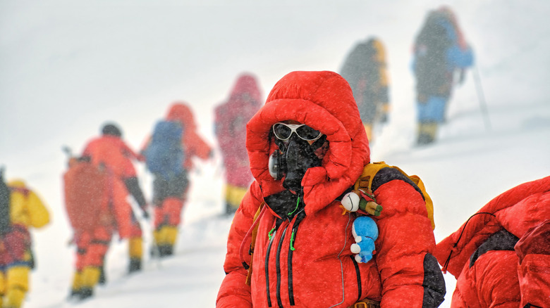 Everest Mountaineer en veste dense avec masque à oxygène et lunettes de soleil