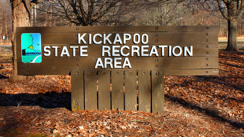 Panneau de la zone de loisirs de l'État de Brown Kickapoo en automne près de Danville, Illinois