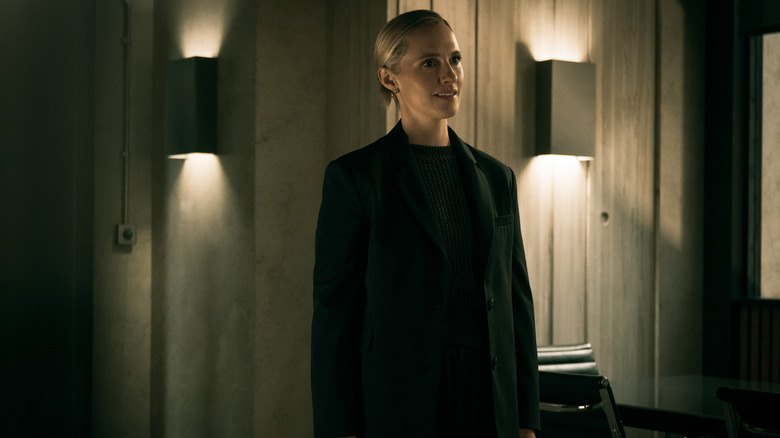 Emma Flyte debout dans le bureau de Taverner dans la saison 6 de Slow Horses