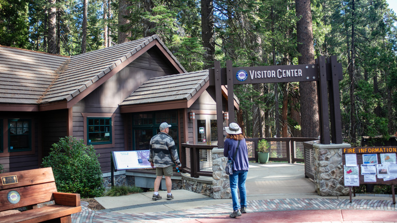 Personnes au centre d’accueil du parc national Calaveras Big Trees