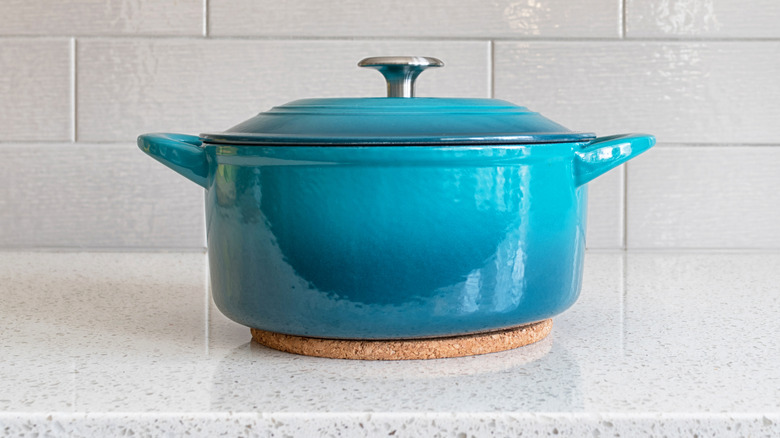 Casserole turquoise posée sur le comptoir