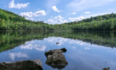 Le Serene State Park de New York possède un lac vitré avec des sentiers accidentés et des couleurs d'automne