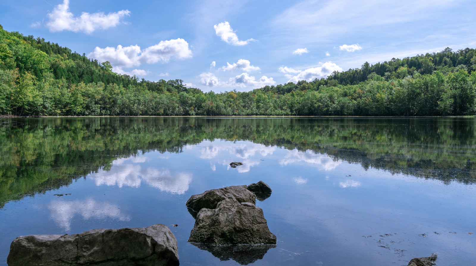 Le Serene State Park de New York possède un lac vitré avec des sentiers accidentés et des couleurs d'automne