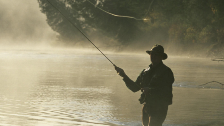 Tom Skerritt lance une ligne de pêche à la mouche dans le rôle du révérend Maclean dans A River Runs Through It