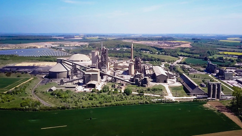 Vue aérienne d'une usine de production de ciment