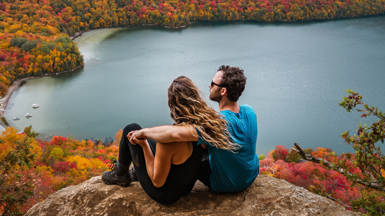 Un couple profite de la vue automnale depuis le lac Willoughby