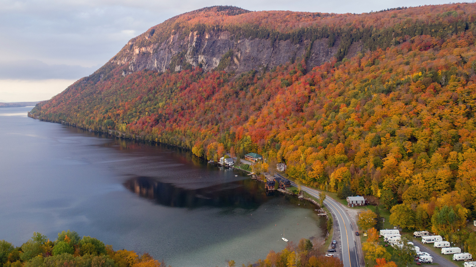 Le lac intérieur le plus profond du Vermont possède des plages de sable fin et des eaux cristallines pour la baignade
