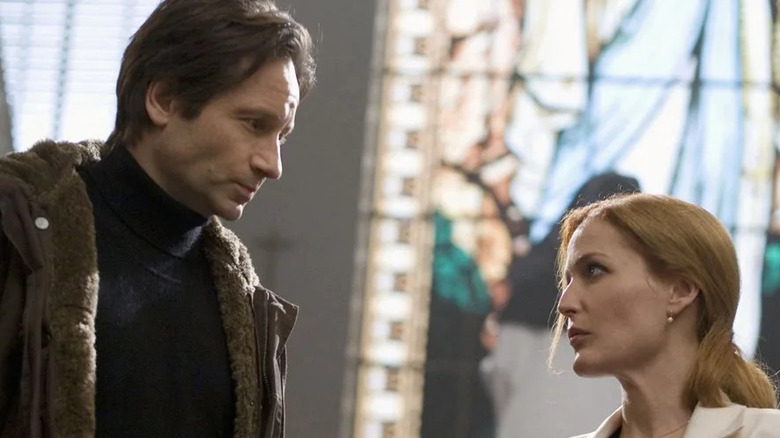 Fox Mulder et Dana Scully partagent un regard significatif dans The X-Files : I Want to Believe
