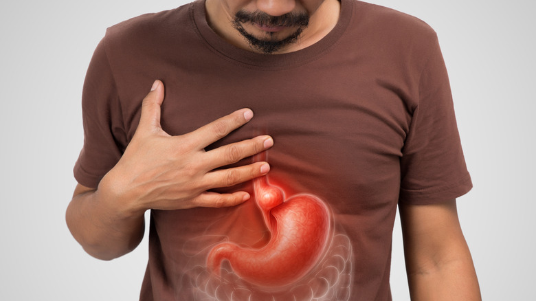 Une illustration de l'estomac sur l'abdomen d'un homme