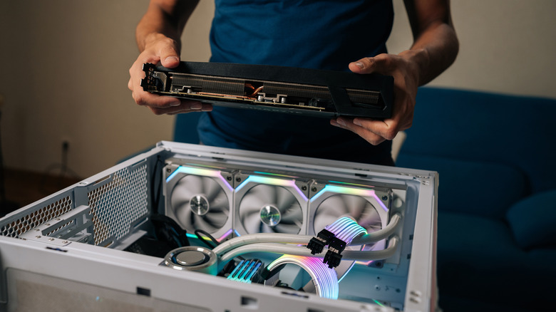 Personne construisant un PC.