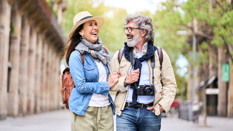 couple plus âgé avec du matériel photographique en voyage