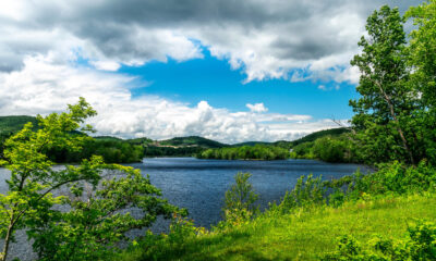 Le plus grand lac artificiel de New York est un paradis en plein air dans les Adirondacks pour la pêche et le camping