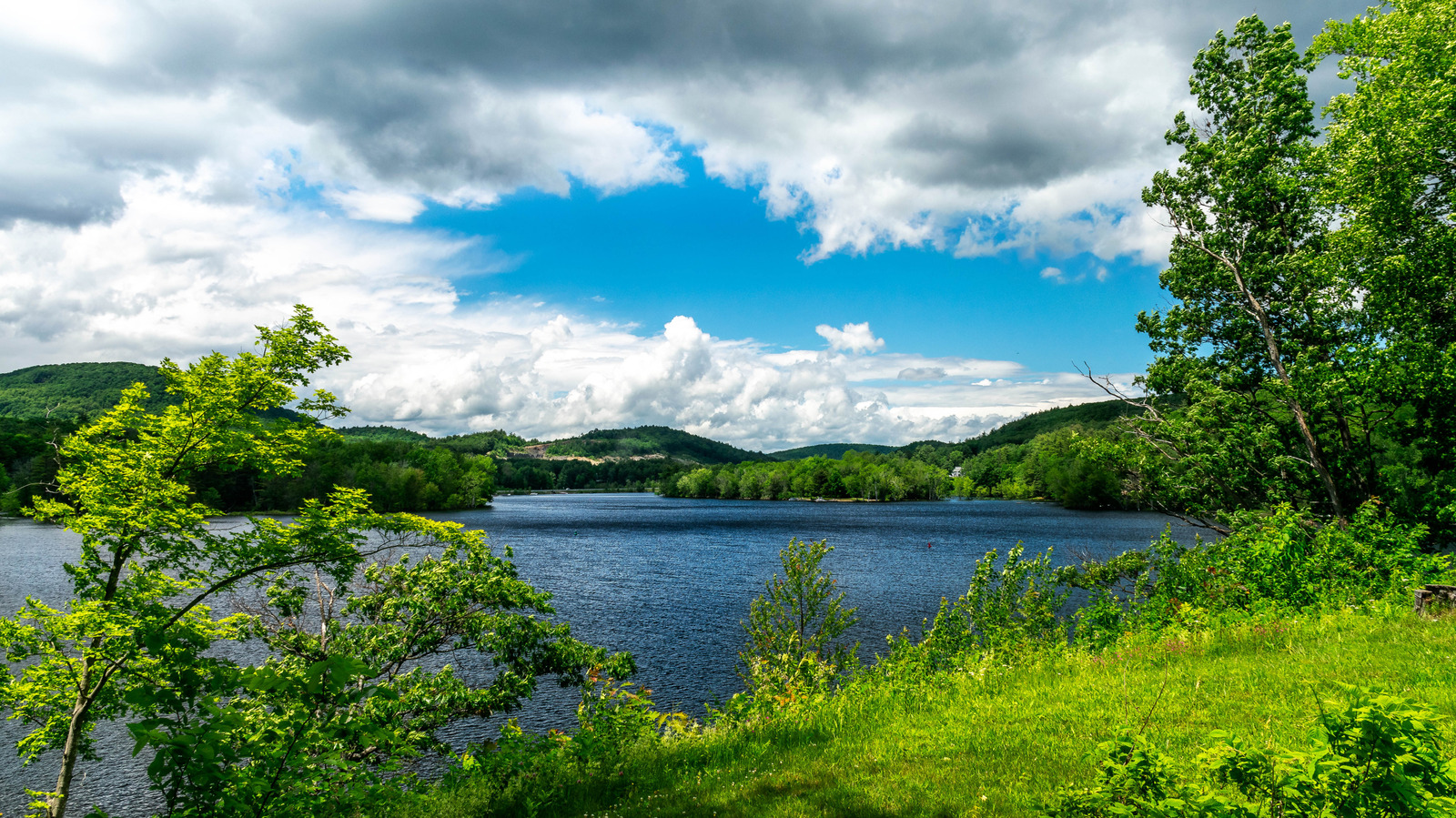 Le plus grand lac artificiel de New York est un paradis en plein air dans les Adirondacks pour la pêche et le camping