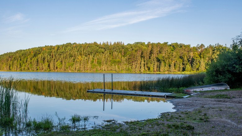 Une jetée s'étendant sur l'eau sur le lac La Salle, Minnesota